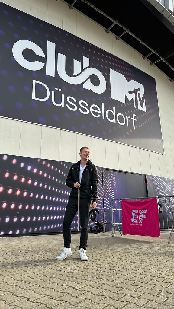 Paul Kolodziej violinist and musical artist at MTV club Düsseldorf with his electrical violin