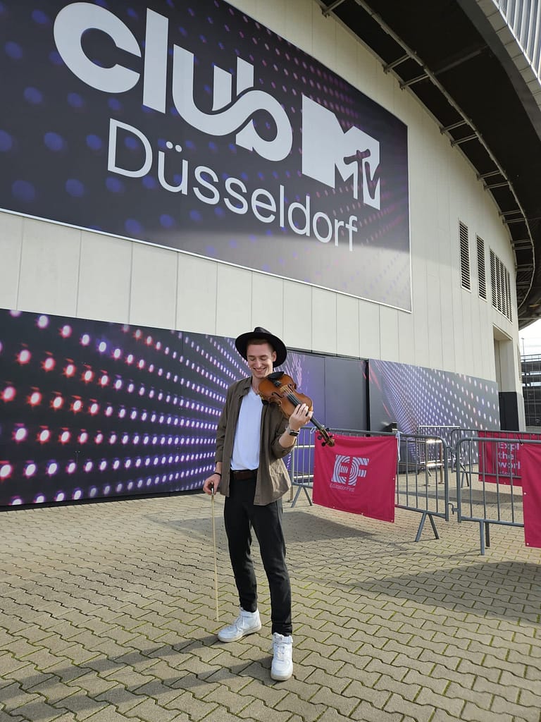Paul Kolodziej violinist and musical artist at MTV club Düsseldorf with his outfit for A Million Dreams